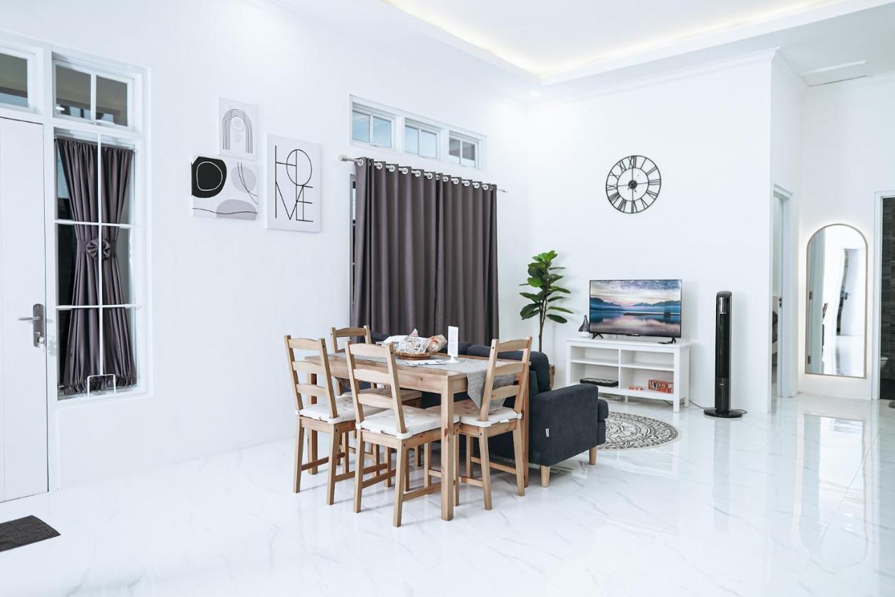 Pilla Villa Purwokerto Extérieur photo