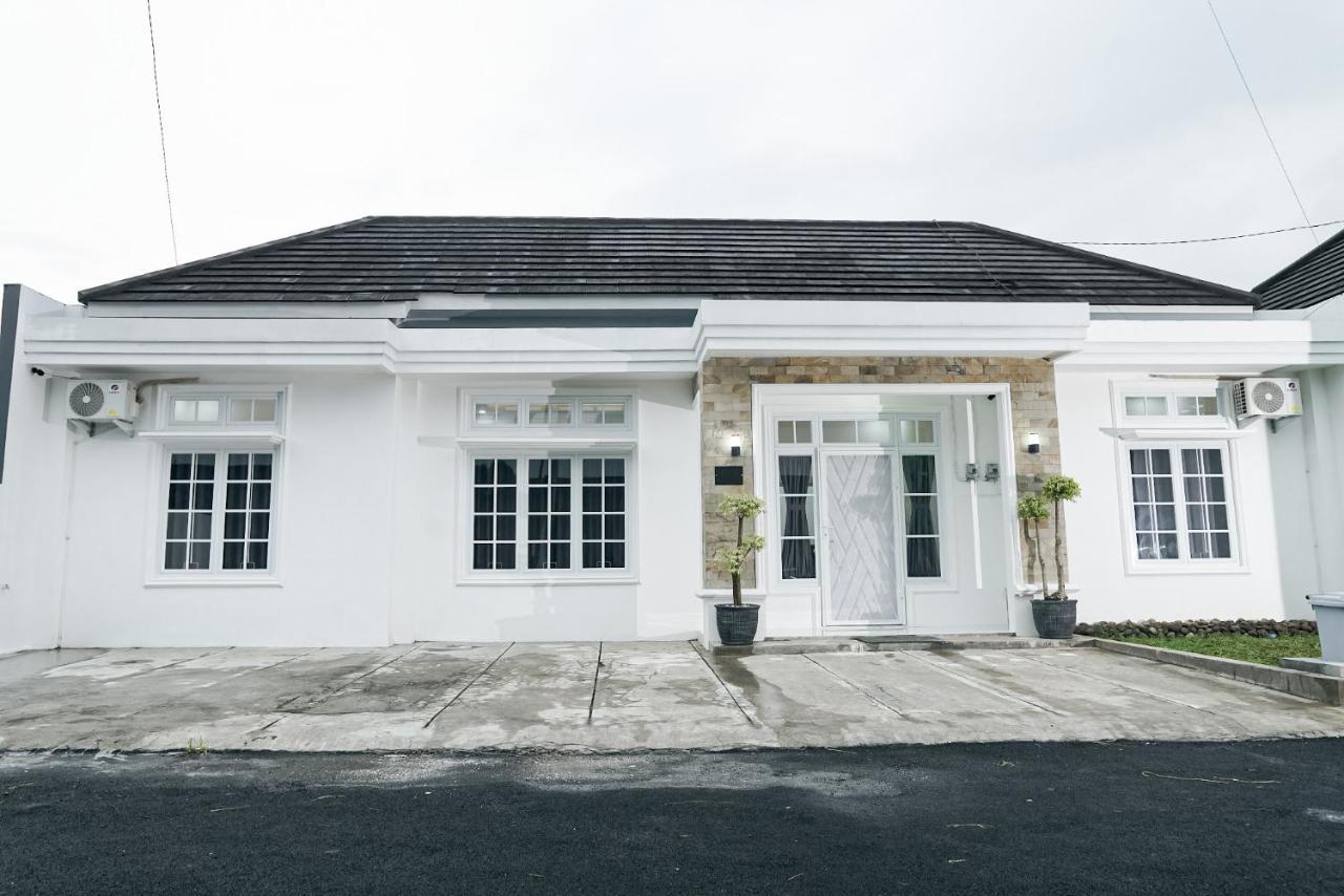 Pilla Villa Purwokerto Extérieur photo